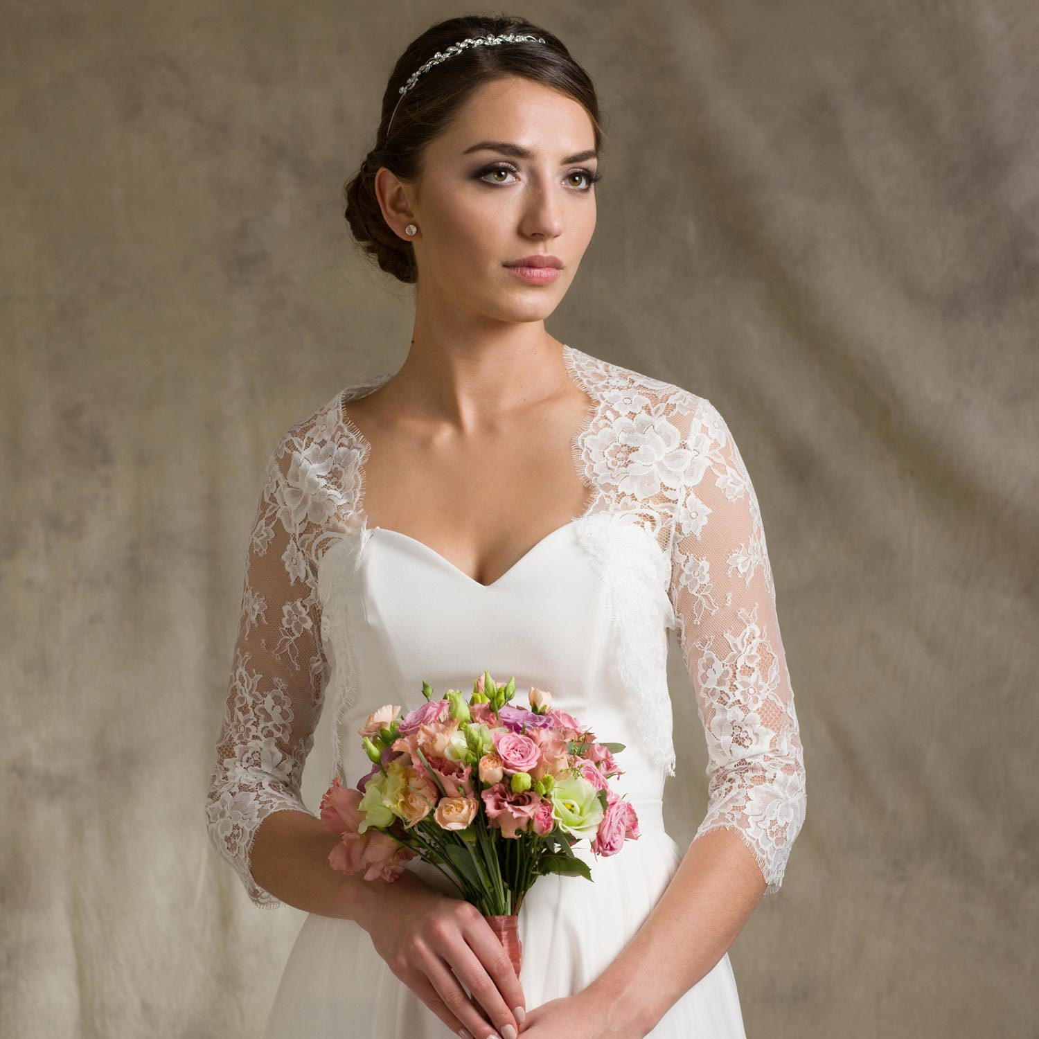 Bolero de mariage en dentelle à manches courtes Fleurine