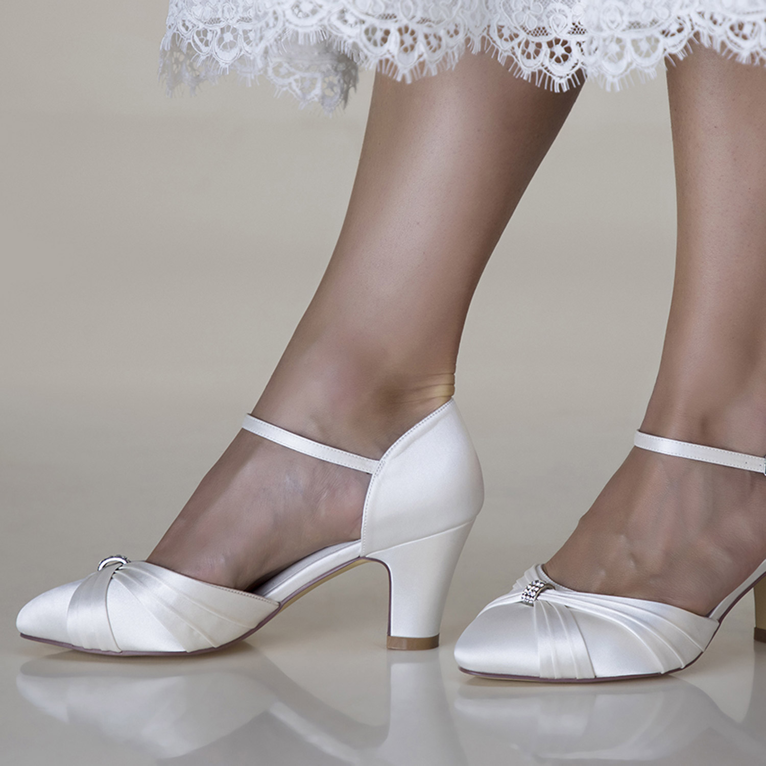 Chaussures de mariée satin ivoire et talon carré Luciana